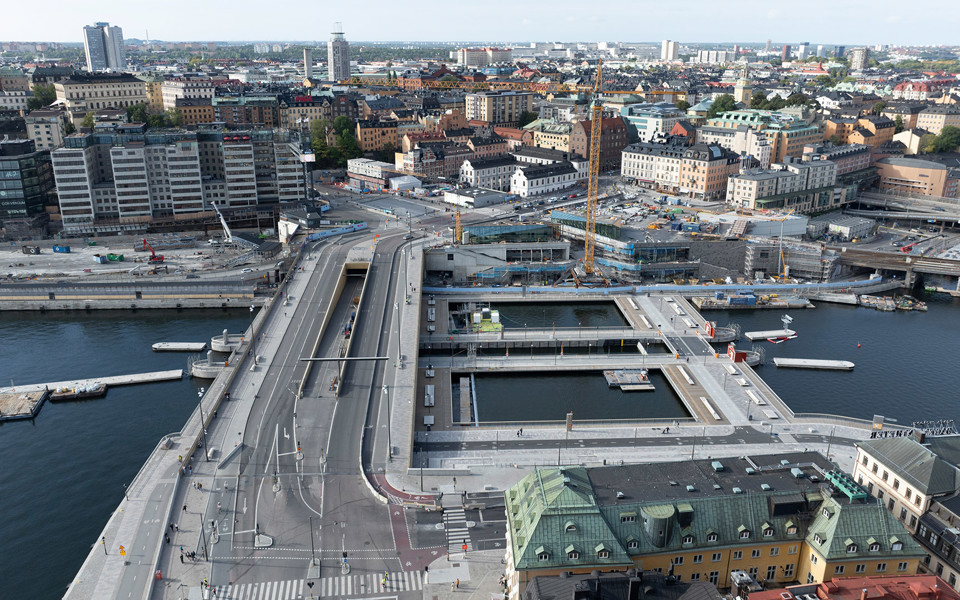 Drönarbild över Slussenområdet september 2024. Vy från norr mot Södermalm, över Slussbron och Vattentorget.