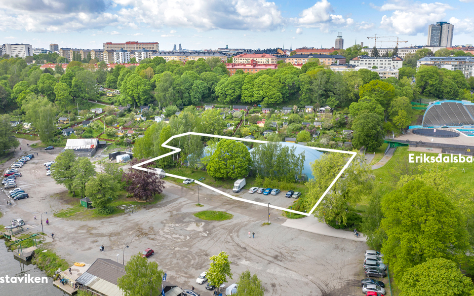 Ett fotografi där den nya tennishallens placering är utmärkt med vita linjer.