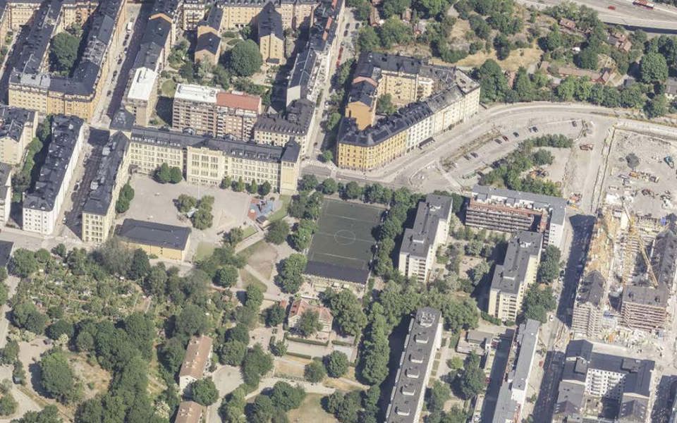 Flygvy över området med planområdet i centrum.