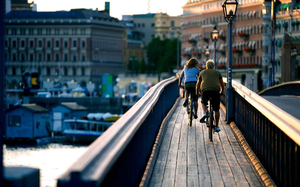 Cykla i Stockholm i solnedgång