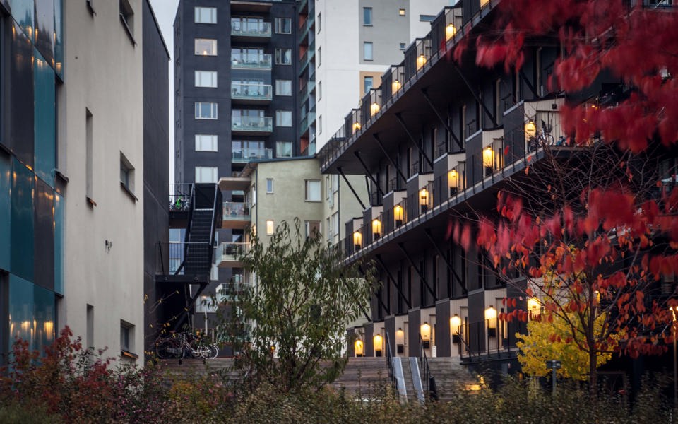 Olika nybyggda hus i Annedal i Bromma. Höstträd.