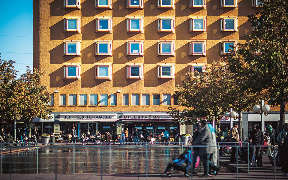 Skärholmens torg med bassängerna, männiksorna och de tidstypiska husbyggnaderna från 1960-talet.