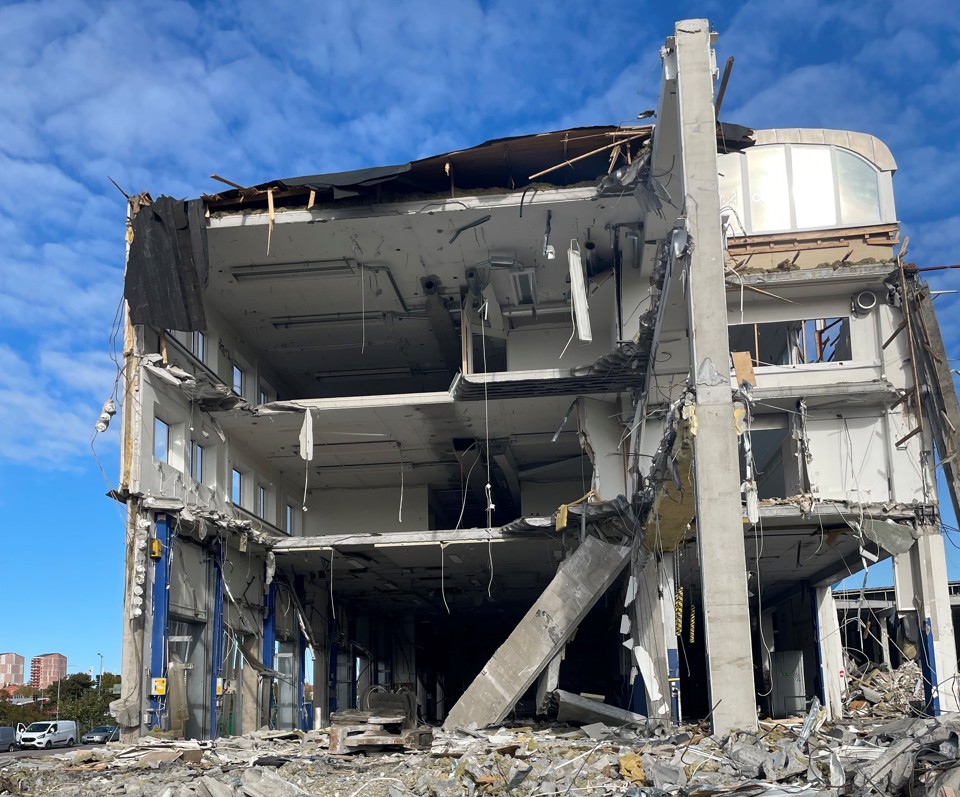 Rivning av byggnader i den nordvästra delen av fältet.