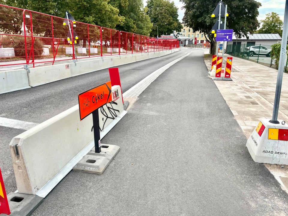 Färdig cykelbana i den västra delen av Sandfjärdsgatan ner mot fältet. 