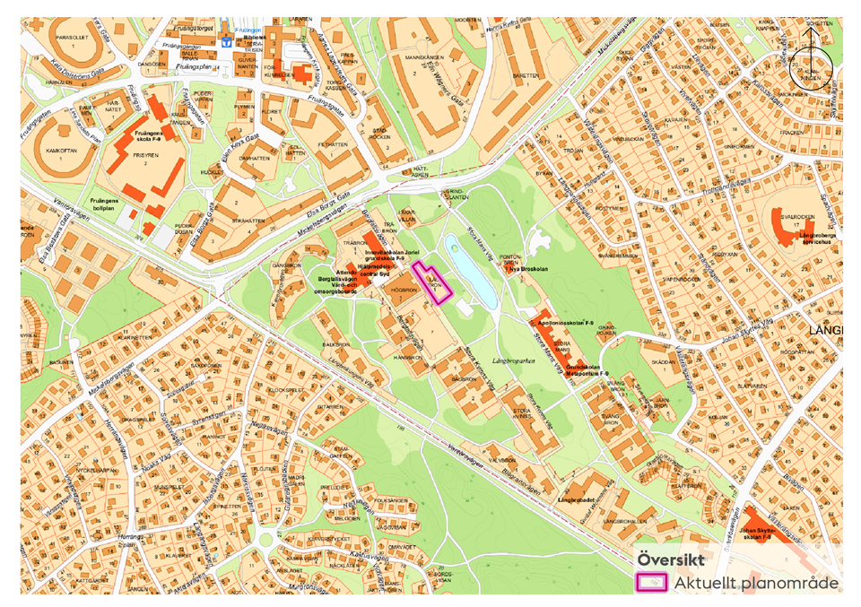 Detaljerad stadskarta som markerar olika byggnader, gator och grönområden, centrerat på kartan är en fastighet markerad med lila. 