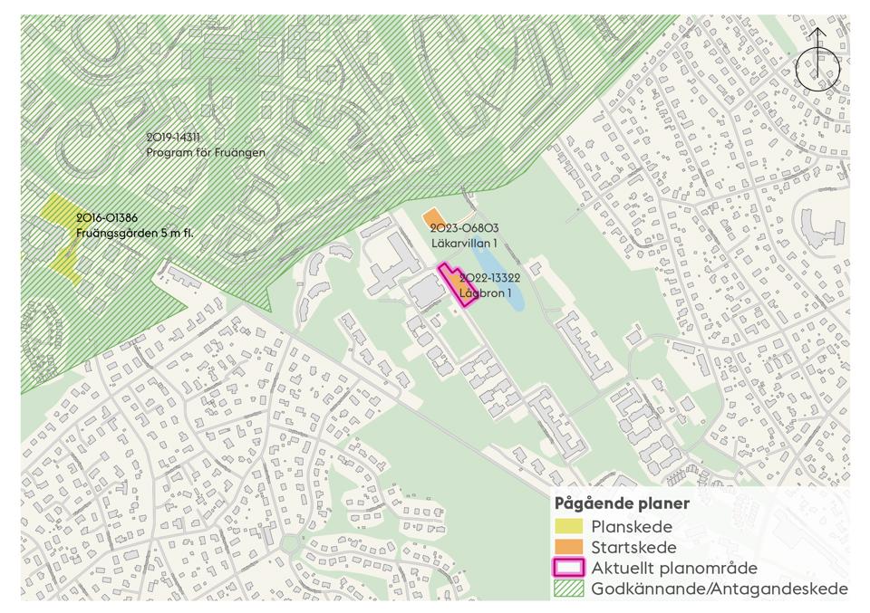 Detaljerad stadskarta som markerar olika byggnader, gator och grönområden, centrerat på kartan är en fastighet markerad med lila. 