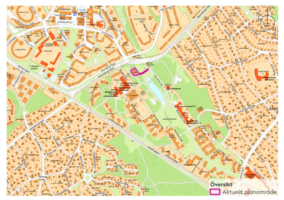 Detaljerad stadskarta som markerar olika byggnader, gator och grönområden, centrerat på kartan är en fastighet markerad med lila. 