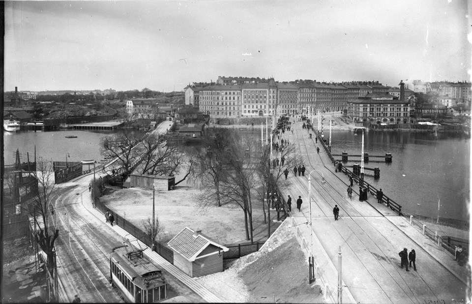 Bild från 1915 på de två broarna från Liljeholmen till Södermalm.