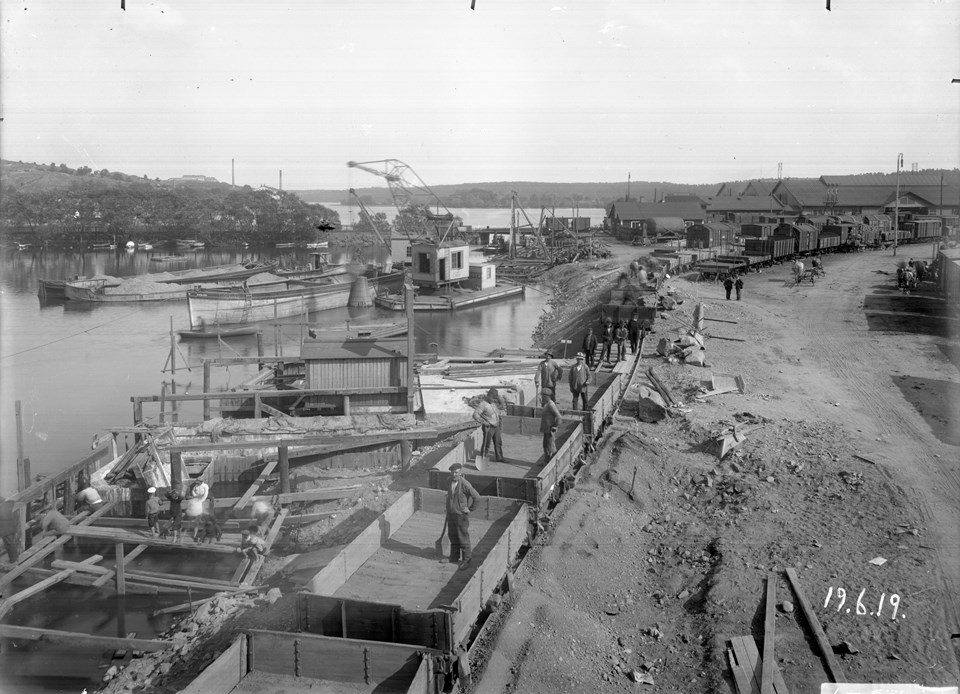 Bild på bygge av kajen längs norra Liljeholmen från 1919.