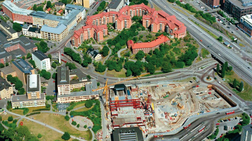 Flygbild från 2001 över norra Liljeholmen mot Hornstull med utbyggnad av Nyboda-depån i förgrunden.