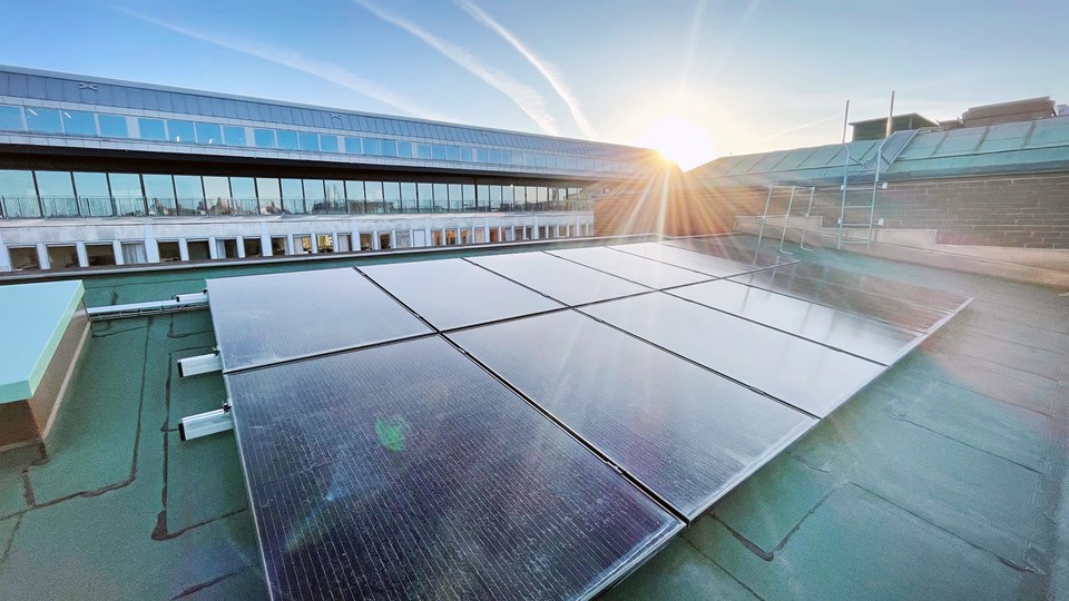 Solcellerna är som stora plattor på taket och genererar el till byggnaden, foto. 