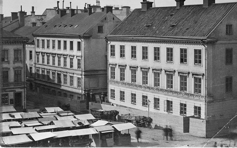 Hörnet Nybrogatan-Humlegårdsgatan 1887 innan saluhallen byggdes 1888.