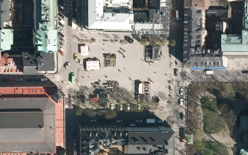 Ortofoto från 2012, innan den temporära saluhallen stod på torget.
