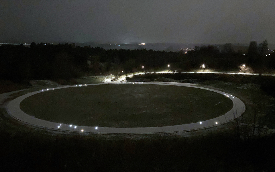 Grytan Vårbergstoppen upplyst på kvällen.