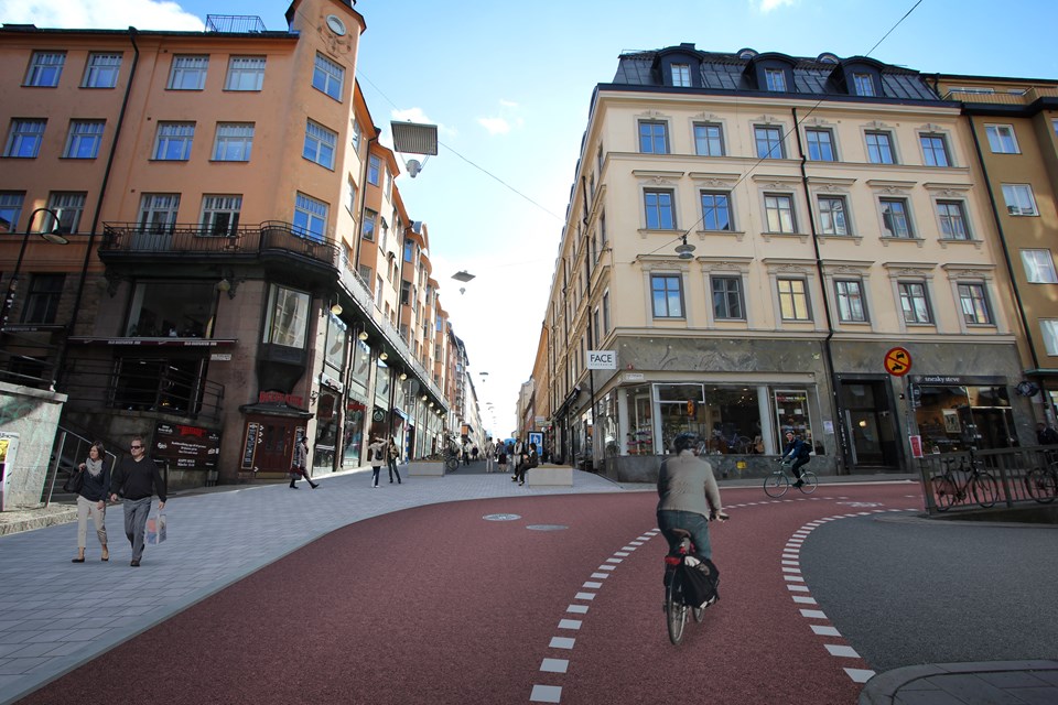 Röd bred cykelbana i Götgatsbacken som svänger in på Sankt Paulsgatan, visionsbild.