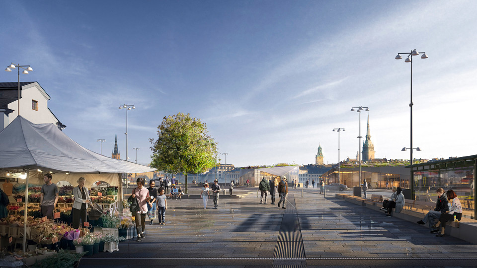 Renderingsbild av Ryssgården vid Slussen. På torgytan rör sig människor och det finns torgstånd. I bakgrunden ligger Gamla stan. 