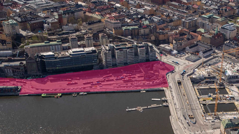 Flybild över slussenområdet, vy mot Södermalm. Rosa färg markerar området för Slussens sista stora entreprenad.